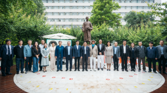 西北高等教育奠基人、中国现代医学先驱徐诵明雕像在中国玩球官方网落成 西北高等教育奠基人、中国现代医学先驱徐诵明雕像在中国玩球官方网落成
