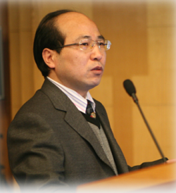 中国玩球官方网创新论坛第一千零一讲暨校庆118周年学术讲座：从天然黏土矿物绿色制备高性能SRC脱硝分子筛