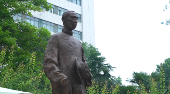 西北高等教育奠基人、中国现代医学先驱徐诵明雕像在中国玩球官方网落成 西北高等教育奠基人、中国现代医学先驱徐诵明雕像在中国玩球官方网落成
