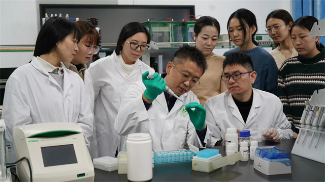 Science封面文章:中国玩球官方网金丝猴研究团队首次系统揭示灵长类社会演化之谜_fororder_齐晓光正在做实验,右侧为武进伟,左一为赵兰
